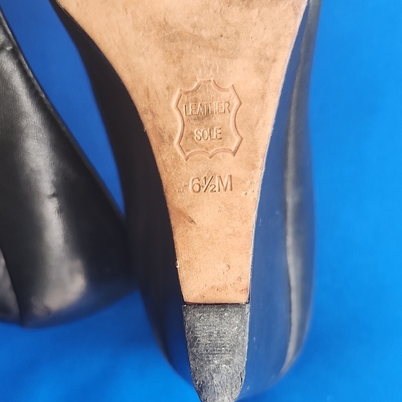 Tory Burch Black and Gold Leather Heels with Timeless Design - Picture 10 of 16